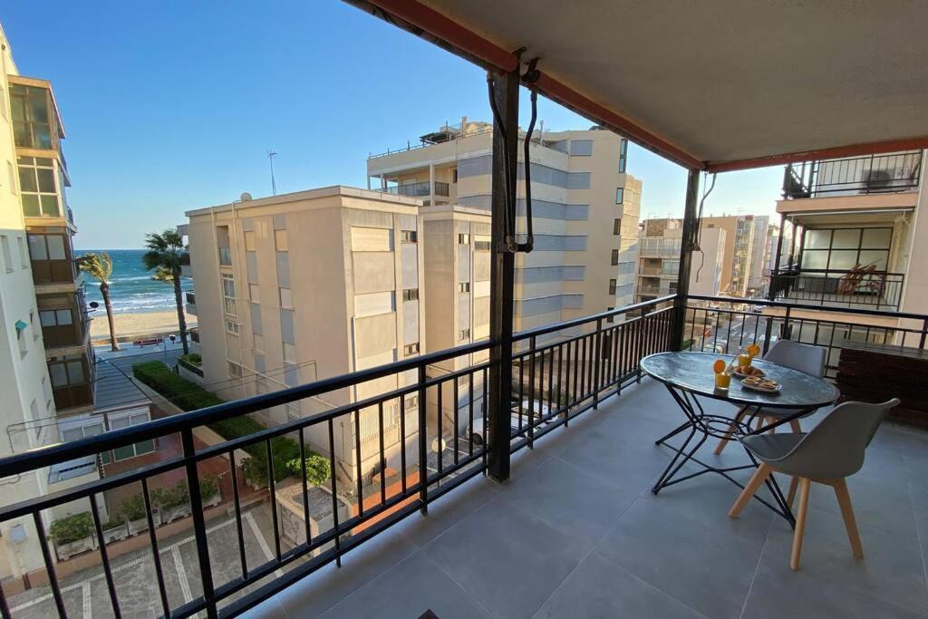 Amplio Apartamento Seaview Apartment ซาลอว์ ภายนอก รูปภาพ