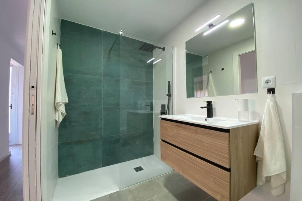 Amplio Apartamento Seaview Apartment ซาลอว์ ภายนอก รูปภาพ