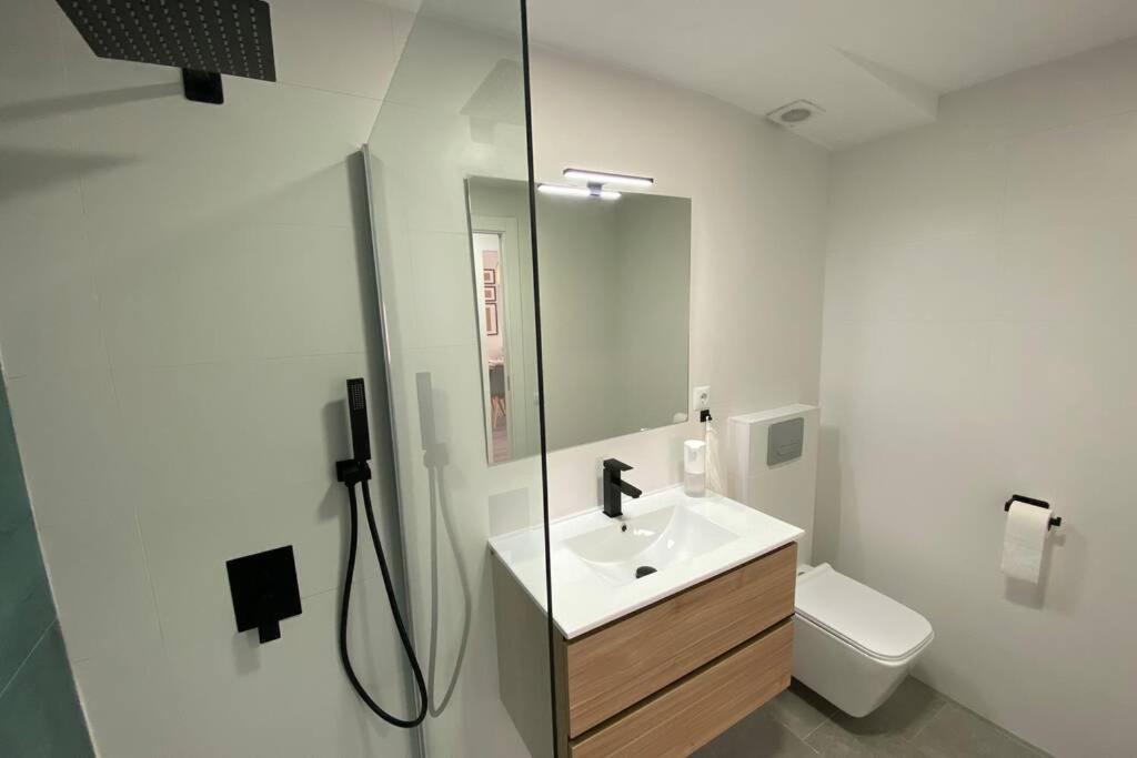 Amplio Apartamento Seaview Apartment ซาลอว์ ภายนอก รูปภาพ